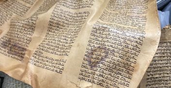 ירכא: שוטרים חפשו סמים ואמל"ח ומצאו דפי ספר תורה בני 450 שנה