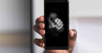 צילומים בווטסאפ הפלילו מוכר למשטרה שהחזיק חמישה אקדחים