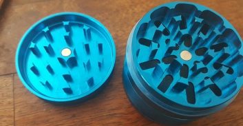 המכס ובית המשפט נגד יבואן של "טוחן קססות" ופומיות עישון