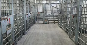 מחאה נגד השר בר-לב על חידוש הצו המקשה על שחרור מנהלי