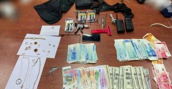 נתניה: המשטרה עצרה חשודים בעבירות רכוש עם מאות אלפי שקלים ודולרים