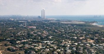 חשד: קשר בין מעבדת האמל"ח בנאות גולף למטענים במשרדי החברה לפיתוח קיסריה