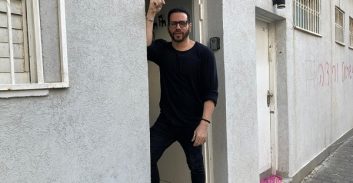 פוסטה TV: החשוד בתקיפת מפגינים בכרם התימנים על רגעי החרדה בחלון ביתו