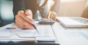 רואי חשבון מקרית אונו חשודים בסיוע להעלמת משיכות של בעל חברה