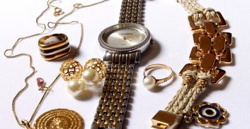 חשד: התחזו לאינסטלטורים וגנבו כסף ורכוש מביתם של קשישים