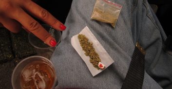 יולי לא לבד – על צעירות וסחר בסמים