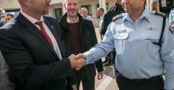 אומ"ץ למנדלבליט: בדוק הטענות למעורבות פוליטית של אוחנה במשטרה