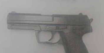 אישום: מוכר למשטרה איים באקדח אוויר על נהג אחר תוך כדי נסיעה