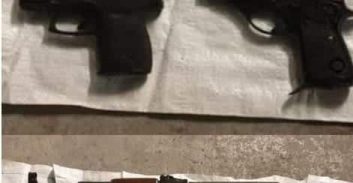 אישום: מוכר למשטרה מאשדוד החזיק בבגאז' אקדחים, קלצ'ינקובים ורימון