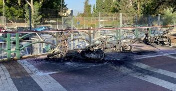 אלמונים הציתו שלושה קטנועי פיקוח עירוני בהוד השרון