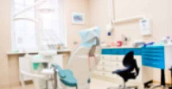 רופא שיניים חשוד שסימם צעירה, ביצע בה עבירות מין וסחט אותה