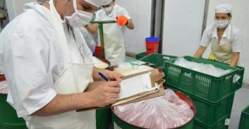 מפקח מזון נאשם שלקח שוחד מיצרנים