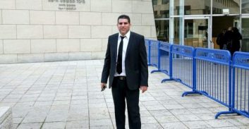 עו"ד נאשם שהעמיד שילוט בשטח ציבורי וטען להתנכלות מצד העירייה