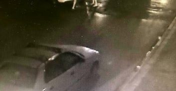 צעיר הורשע בתקיפת בת-זוגו ושוטר שהעיר לה על נהיגתה