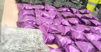 נהג מונית ורוכב קטנוע נעצרו במחסום עם עשרות שקיות קנאביס וחשיש