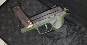 שני מוכרים למשטרה נעצרו עם אקדח טעון ובחשד לירי