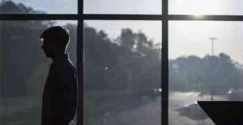 בכיר לשעבר במועדון כדורגל מליגת העל נסחט על ידי החבר של בנו