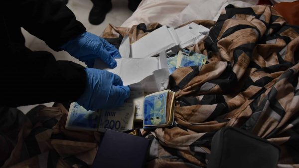 תושב מודיעין חשוד בהחזקת אקדח וצ'קים בשני מיליון שקל