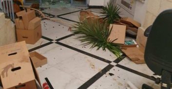 ירושלים: מחאה נגד הרכבת הקלה הסלימה לוונדליזם בבניין העירייה