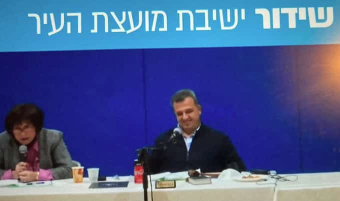 ישיבת מועצה סוערת בצל החקירה הפלילית נגד ראש עיריית ר"ג