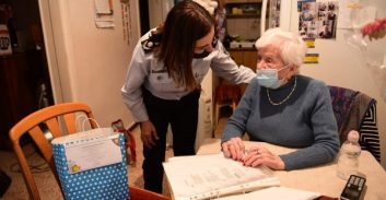 יום המעשים הטובים: שב"ס חילק 1,000 חבילות שי לניצולי שואה