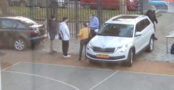 פוסטה כחול-לבן: הדוגמא האישית של רון חולדאי לחניה