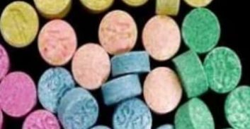 טביעת אצבע על שקית הפלילה נאשם בהחזקת כ-3,000 טבליות MDMA