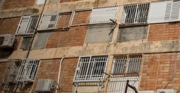 ביקורת על עיתוי החוק להקלה בפרויקטים להתחדשות עירונית