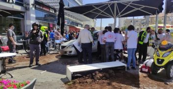 נהג רכב איבד שליטה והתנגש בבית קפה בבת-ים; 12 פצועים