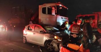 משאית פגעה ברכב בכביש 77: שני הרוגים ופצוע אנוש