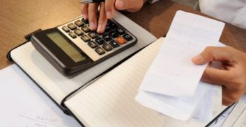 הושעה רישיון רואה חשבון שהיה מבקר חברה וגם סמנכ"ל הכספים שלה