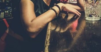 חשד: אנס צעירה שיכורה בשירותי בר בירושלים