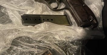 אישום: אביו של נאשם ברצח סחט עד תביעה ושכר "קבלן ירי" שיפגע בו