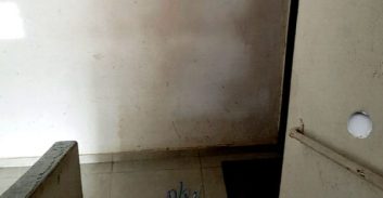 פסק דין: פיצוי לאישה שהחליקה בחדר מדרגות בגלל ספונז'ה שעשתה מטפלת של השכנה