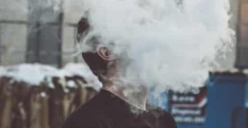 חשד: תקף שוטרים ונשף עשן סיגריה באוזנו של קצין בכיר