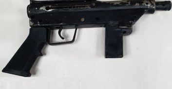 אביו של פצוע ירי מיפו נעצר בחשד להחזקת תת-מקלע ברכב