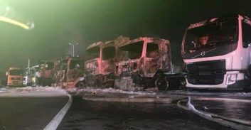 חשד להצתת ענק במוסך המשאיות של חברת מאיר בצ'ק פוסט