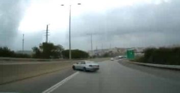 נהג רכב נפצע קשה בתאונה עם משאית בצומת קלנסווה