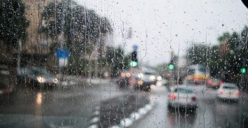 הנאשמת בשימוש בסלולארי בזמן נהיגה ייצגה את עצמה וזוכתה