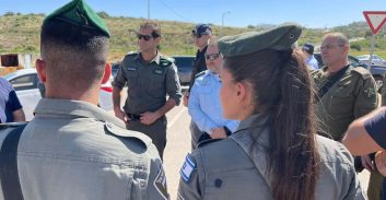 פוסטהTV: שוטרת מג"ב בתדריך מפכ"ל לאחר חיסול שלושת המחבלים