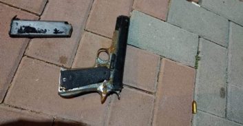 שני אחים מגדרה נעצרו בחשד לנשיאת אקדח ותחמושת