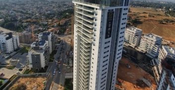 כתב אישום: עבריין סחט את ועד הבית והשליך רימון בחדר המדרגות