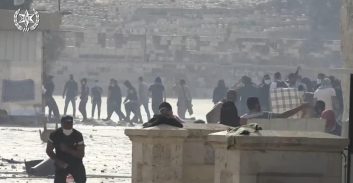 פוסטה TV: פלסטינים רוגמים באבנים שוטרים שעלו להר הבית להגן על מתפללים יהודים ברחבת הכותל