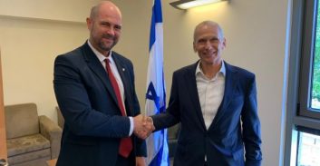 כשאוחנה חפף לבר לב