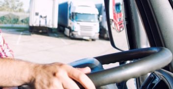 אישום: נהג משאית נסע ברוורס 85 מטר ודרס הולך רגל קשיש