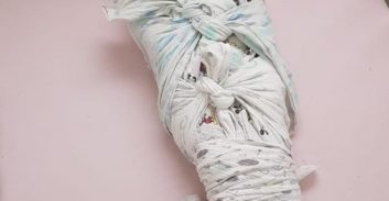 שלוש גננות נעצרו בחשד להתעללות בתינוק שתועד קשור במעון