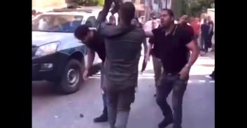 צפו – דיר אל אסד: שוטרים יורים באוויר ושתי ניידות שלהם עולות באש