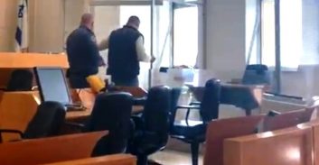 תיק זגורי: עד המדינה גולש באינטרנט ומסתמס במהלך העדות