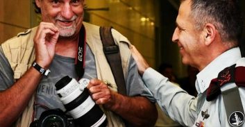 הרמטכ"ל כוכבי מפרגן לאלוף צלמי הפלילים מוטי קמחי