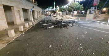 ארבעה תושבי עכו נאשמים בירי על שוטרים ועבירות נוספות ממניע גזעני